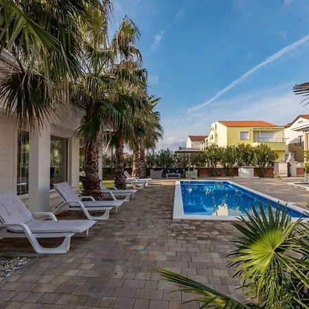 Grand Slam - Luxury Pool & Tennis Villa
